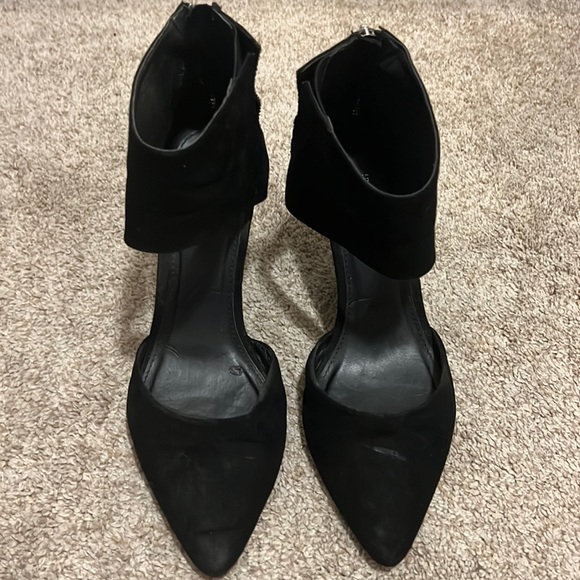 Black wedge heel with zipper in the back. - Picture 1 of 3